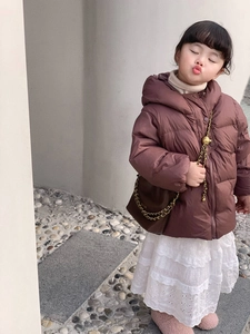 Braune Leder-Umhängetasche mit Goldkette, kombiniert mit Winter-Kinderoutfit