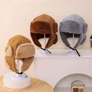 Bonnet aviateur enfant en fausse fourrure kaki, marron et gris avec boucles réglables