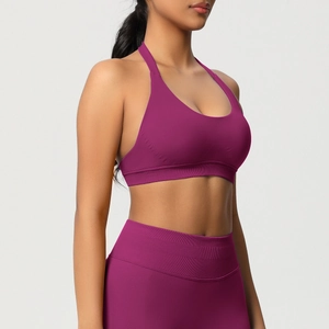 Vue latérale détaillée du soutien-gorge de sport dos nu et du legging sans couture
