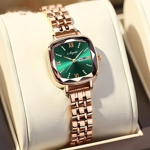 Détail du bracelet en or rose et du cadran carré vert avec affichage du calendrier