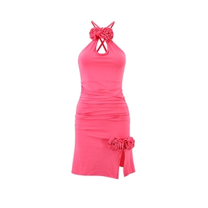 Détail de robe dos nu rose fuchsia avec fleurs 3D et détails de texture froncée