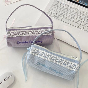 Astuccio minimalista in velluto a coste con pizzo e maniglia nei colori viola e blu