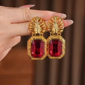 Boucles d'oreilles vintage en forme de feuille d'or avec grands gemmes rouges rectangulaires