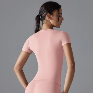 Rückansicht eines eng anliegenden rosa Yoga-T-Shirts mit Fokus auf die Rückennaht
