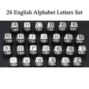 Set mit 26 silbernen Alphabet-Ringen aus Titanstahl mit eingravierten Buchstaben A-Z