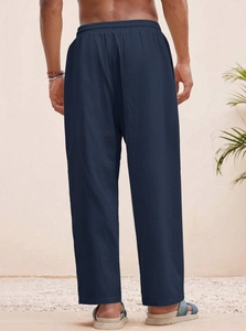 Vista posteriore dei pantaloni in lino blu navy da uomo con elastico e coulisse in vita