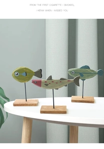 Drei handgefertigte Holzfisch-Figuren auf Ständern für mediterrane Tischdekoration
