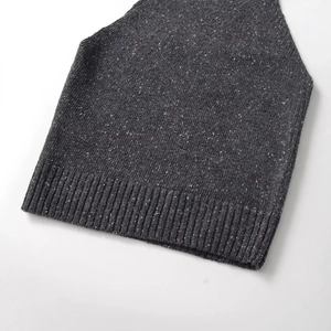 Top senza maniche a collo alto in maglia grigio scuro con tessuto mélange e orlo a coste