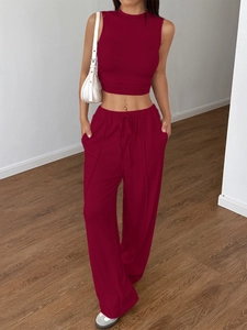 Dettaglio del completo rosso a due pezzi con crop top senza maniche e pantaloni larghi