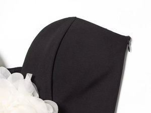 Détail d'un haut bustier noir avec fleur en maille 3D et fermeture éclair invisible