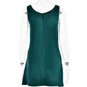 Détail du dos d'une robe en satin vert foncé montrant la fermeture éclair invisible