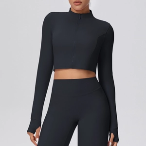 Detail der schwarzen Yoga-Jacke mit Daumenlöchern und Leggings mit hohem Bund