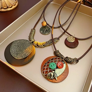 Collier en cuir vintage bohème avec breloques en métal et pendentifs ronds en bois