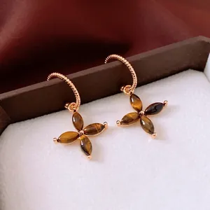 Boucles d'oreilles fleur en œil de tigre plaqué or 18K avec pierres taille marquise
