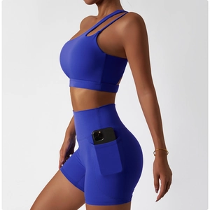 Détail du haut de yoga asymétrique et du short taille haute avec poches pour téléphone
