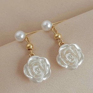 Élégantes boucles d'oreilles fleur de camélia blanc avec perles et détails dorés