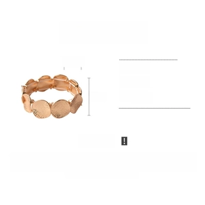 Dettaglio del bracciale elastico dorato con trama martellata e larghezza di 2 cm