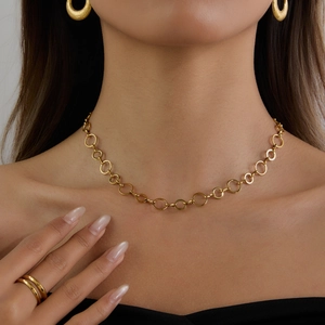 Collier moderne en acier inoxydable plaqué or 18 carats avec cercles entrelacés