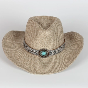 Dettaglio trama in paglia su cappello beige con fascia etnica e fibbia turchese