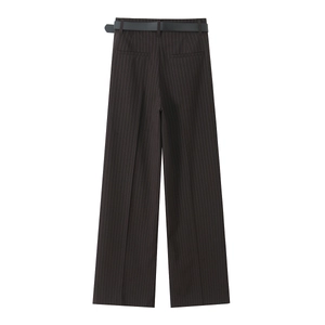 Vue arrière à plat du pantalon large marron à rayures avec ceinture noire minimaliste