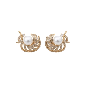 Elegant 18k gold plated feather earrings with pearls and pavé zircons in french style