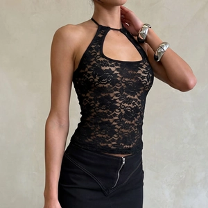 Gros plan détaillé d'un haut licou en dentelle noire avec des motifs ajourés