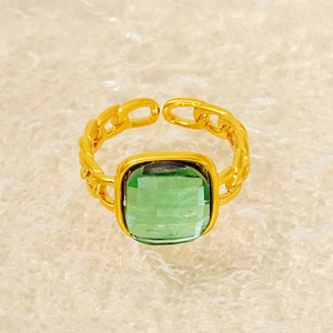 Elegante anello a catena dorata con zircone verde smeraldo quadrato e design aperto