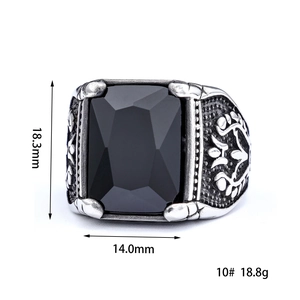 Dettaglio anello vintage in acciaio con pietra nera e dimensioni incise con precisione