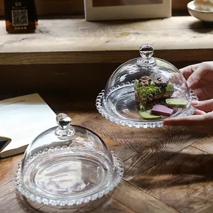 Französischer Glasteller mit Glashaube und Perlenrand für Snacks und Desserts