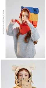 Detail der Kinder Winter Kapuzen-Schal-Mütze mit Kontrastnähten und süßem Ohr-Design