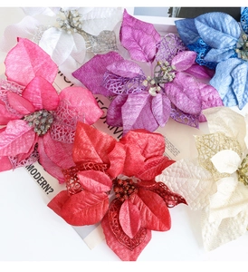 Dettaglio di fiori di Natale traforati con glitter in vari colori assortiti