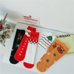 Mise à plat de chaussettes de Noël en polaire corail aux motifs de rennes et de sapins