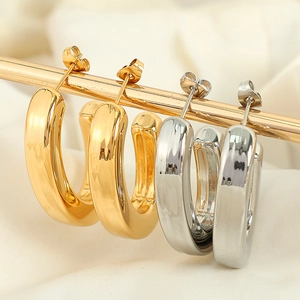 Minimalist C-shaped polished titanium steel earrings in 18k gold and silver finish
