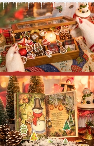 Vue macro d'autocollants de Noël dans une boîte en bois avec des décorations festives