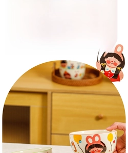 Détail du bol en céramique résistant au micro-ondes avec motif de dessin animé mignon