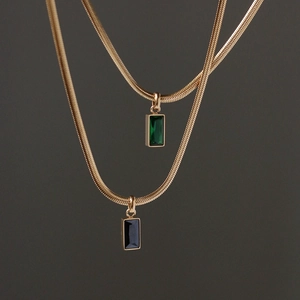 Collier chaîne serpent plaqué or 18 carats avec pendentifs carrés vert et noir
