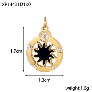 Détail d'un pendentif soleil en acier inoxydable doré avec émail noir et cristaux brillants
