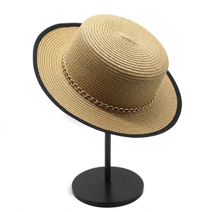 Chapeau de paille d'été pour femmes avec bordure noire et décor de chaîne dorée