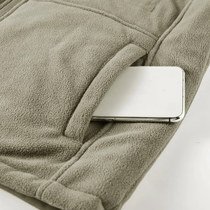 Fleece-Arbeitsweste mit tiefer Seitentasche, die Platz für ein Smartphone bietet