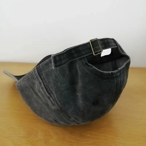 Detailaufnahme der Vintage-Denim-Baseballkappe mit verstellbarer Bronzeschnalle hinten