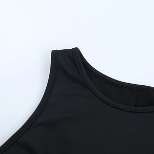 Vue détaillée de l'encolure noire en satin avec coutures précises à double aiguille