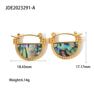 Macro-opname van goudkleurige schelp oorbellen met afmetingen van 18,43mm bij 17,17mm