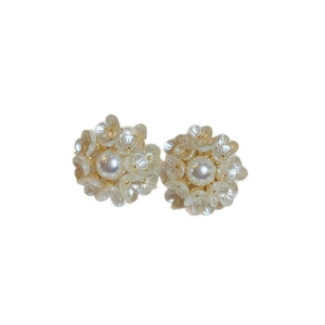 Boucles d'oreilles vintage fleurs avec perle et pétales en résine blanche élégante
