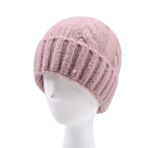 Dettaglio del berretto in maglia a trecce rosa con trama spessa e ampio bordo risvoltato