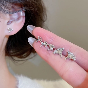 Vue macro de boucles d'oreilles feuilles de ginkgo argentées avec perles et zircone