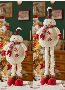 Dettaglio delle gambe telescopiche regolabili del pupazzo di neve di Natale in peluche