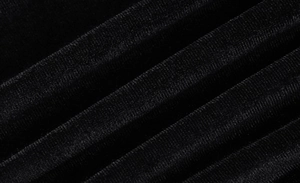 Makroansicht der schwarzen gerafften Stofftextur bei diesem sexy trägerlosen Kleid