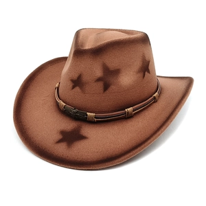 Chapeau de cowboy marron foncé avec motifs d'étoiles et boucle gravée en bronze