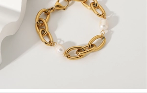 Gros plan du bracelet en acier inoxydable plaqué or 18K avec chaîne chunky et perles