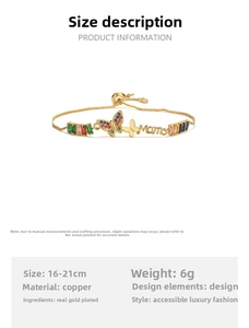 Détail du bracelet papillon doré ajustable avec charms lettres Mom et chaîne à glissière